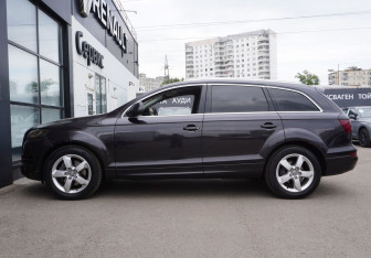 Подержанный автомобиль Audi Q7 2010 года (8 фото)