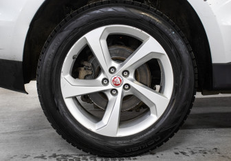 Подержанный автомобиль Jaguar F-Pace 2016 года (23 фото)