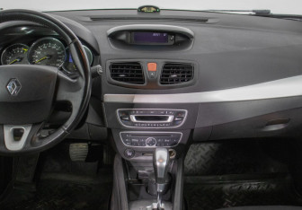 Подержанный автомобиль Renault Fluence 2011 года (14 фото)