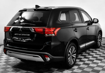 Подержанный автомобиль Mitsubishi Outlander 2021 года (5 фото)