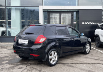 Подержанный автомобиль Kia Ceed Hatchback 2010 года (5 фото)