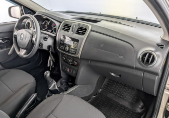 Подержанный автомобиль Renault Sandero 2018 года (11 фото)