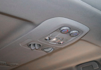 Подержанный автомобиль Peugeot Traveller 2018 года (11 фото)