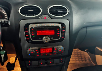 Подержанный автомобиль Ford Focus Sedan 2010 года (13 фото)