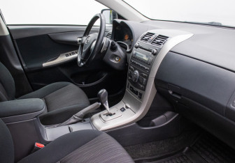 Подержанный автомобиль Toyota Corolla Sedan 2008 года (10 фото)
