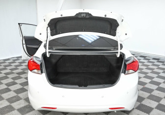 Подержанный автомобиль Hyundai Avante Sedan 2012 года (12 фото)