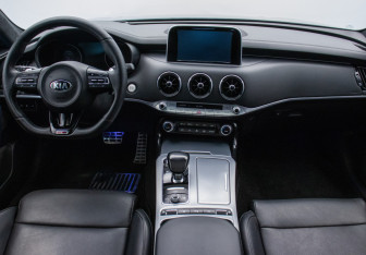 Подержанный автомобиль Kia Stinger 2018 года (13 фото)