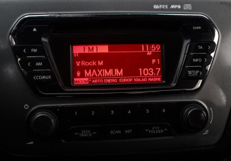 Подержанный автомобиль Kia Rio Hatchback 2015 года (13 фото)