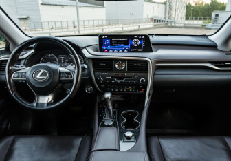 Подержанный автомобиль Lexus RX 2018 года (12 фото)