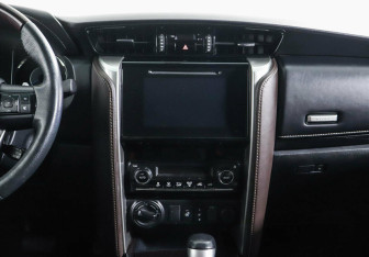 Подержанный автомобиль Toyota Fortuner 2017 года (9 фото)