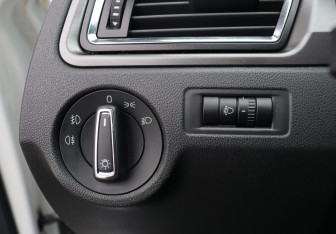 Подержанный автомобиль Skoda Rapid Liftback 2015 года (12 фото)