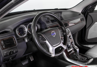 Подержанный автомобиль Volvo XC70 2013 года (11 фото)