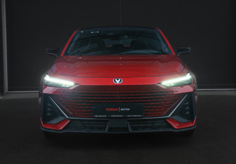 Подержанный автомобиль Changan UNI-V 2023 года (2 фото)