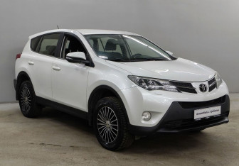 Подержанный автомобиль Toyota RAV4 2015 года (3 фото)