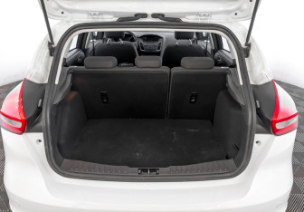 Подержанный автомобиль Ford Focus Hatchback 2019 года (10 фото)