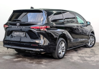 Подержанный автомобиль Toyota Sienna 2025 года (5 фото)