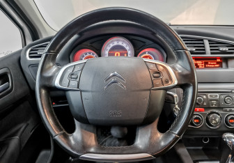 Подержанный автомобиль Citroen C4 Hatchback 2014 года (22 фото)