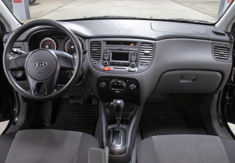 Подержанный автомобиль Kia Rio Hatchback 2010 года (13 фото)