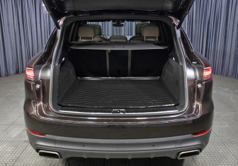 Подержанный автомобиль Porsche Cayenne 2020 года (10 фото)