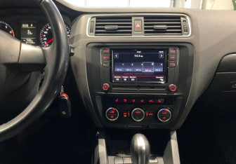 Подержанный автомобиль Volkswagen Jetta Sedan 2014 года (16 фото)