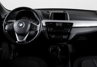 Подержанный автомобиль BMW X1 2015 года (12 фото)