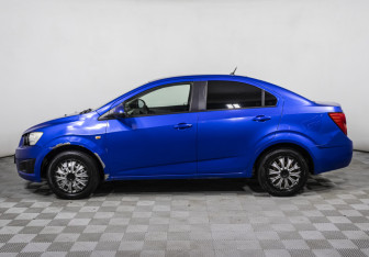Подержанный автомобиль Chevrolet Aveo Sedan 2013 года (8 фото)