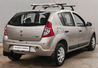 Подержанный автомобиль Renault Sandero 2012 года (5 фото)