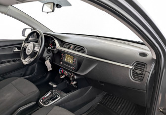 Подержанный автомобиль Kia Rio Hatchback 2021 года (11 фото)