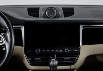 Подержанный автомобиль Porsche Macan 2019 года (13 фото)