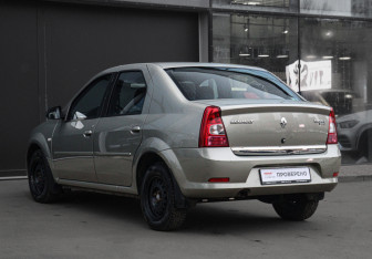 Подержанный автомобиль Renault Logan Sedan 2011 года (7 фото)