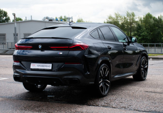 Подержанный автомобиль BMW X6 2021 года (5 фото)