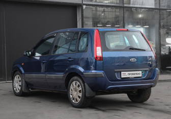 Подержанный автомобиль Ford Fusion 2008 года (7 фото)