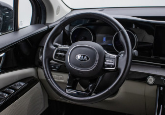 Подержанный автомобиль Kia Carnival 2020 года (13 фото)