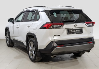 Подержанный автомобиль Toyota RAV4 2021 года (7 фото)
