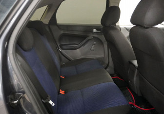 Подержанный автомобиль Ford Focus Hatchback 2005 года (12 фото)