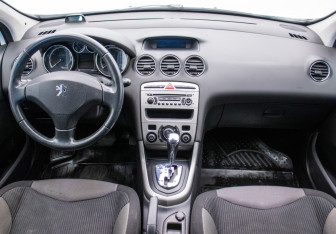 Подержанный автомобиль Peugeot 308 Hatchback 2009 года (13 фото)