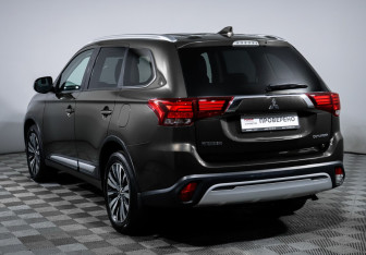 Подержанный автомобиль Mitsubishi Outlander 2019 года (7 фото)