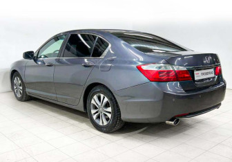 Подержанный автомобиль Honda Accord Sedan 2013 года (6 фото)
