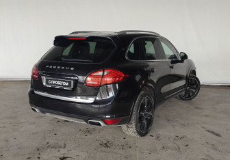 Подержанный автомобиль Porsche Cayenne 2010 года (6 фото)