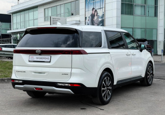 Подержанный автомобиль Kia Carnival 2021 года (5 фото)