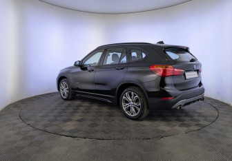 Подержанный автомобиль BMW X1 2017 года (7 фото)