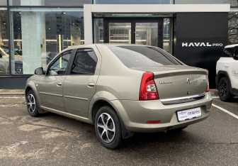 Подержанный автомобиль Renault Logan Sedan 2010 года (7 фото)