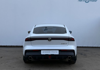 Подержанный автомобиль Changan UNI-V 2023 года (6 фото)