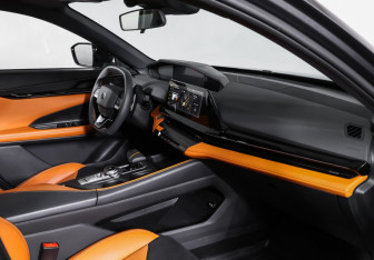 Подержанный автомобиль Changan UNI-V 2023 года (11 фото)