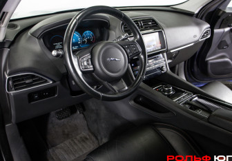 Подержанный автомобиль Jaguar F-Pace 2017 года (21 фото)