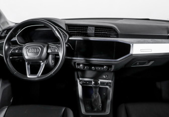 Подержанный автомобиль Audi Q3 2020 года (12 фото)