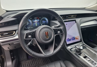Подержанный автомобиль Hongqi H5 2024 года (19 фото)