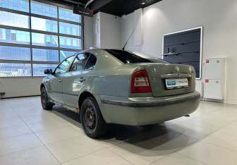 Подержанный автомобиль Skoda Octavia Liftback 2002 года (7 фото)