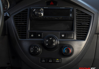 Подержанный автомобиль Kia Carens 2005 года (14 фото)