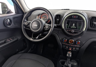 Подержанный автомобиль MINI Countryman 2018 года (25 фото)
